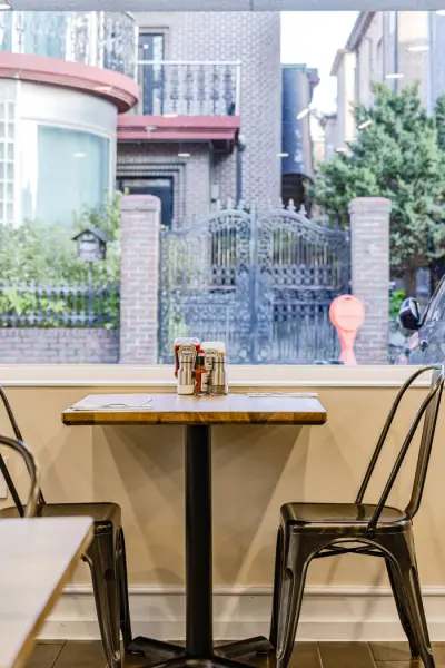 거리가 보이는 창가 좌석 피치스프링스 카페